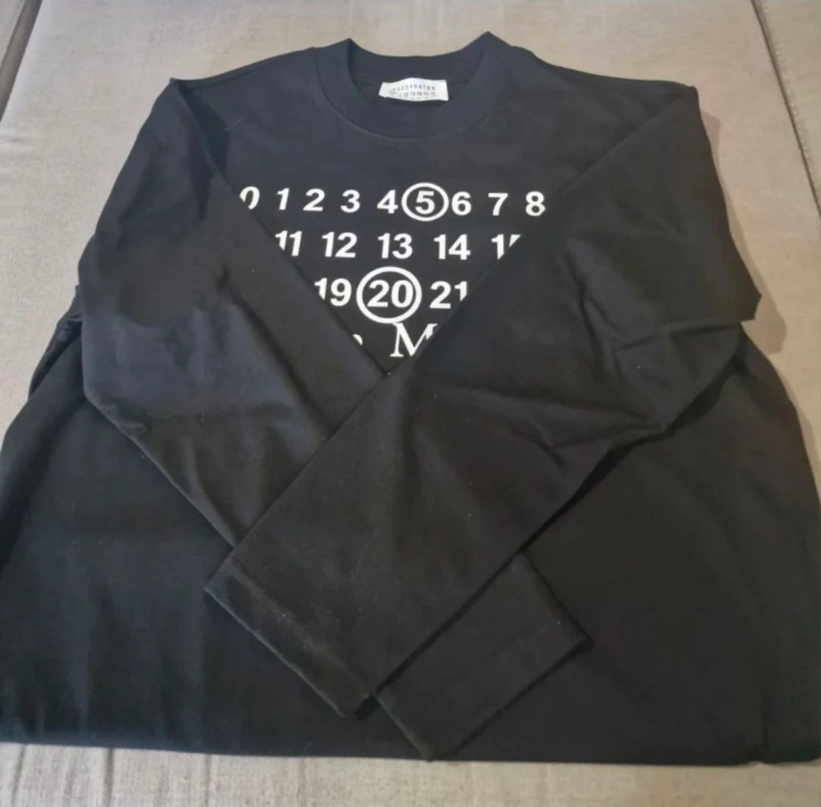 Camisola preta de manga comprida da MM6 Maison Margiela. Manga comprida.
Tamanho M – photo 5